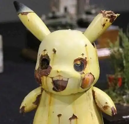 搞笑gif图:经过岁月摧残的皮卡丘,右边那只耳朵是被雷击了吗?