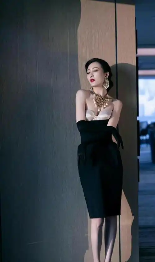 轻松拿捏少妇感极致诱惑酥胸半露王鸥身材绝