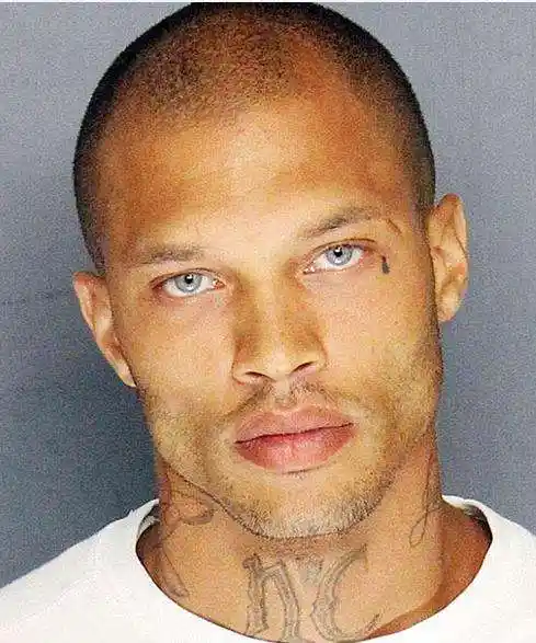 一张普通的罪犯证件照让他火爆社交媒体网络