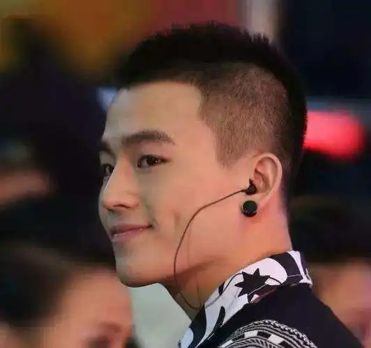 痞帅的寸头加上甜甜的酒窝,这奇妙的组合一定帮欧豪收割了不少少女心!