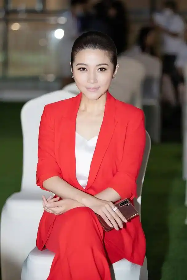 影后颜丙燕:遭遇丧母,失恋,生活中她也曾"万箭穿心"