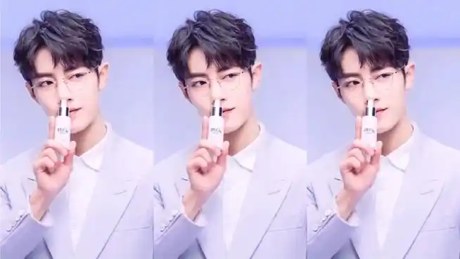 而不戴眼镜的则更多些灵动娇俏,一人千面,是肖战呐～#向全世界安利肖