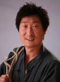 "天津大妈"林永健:17岁入行,33岁娶最美军花,奋斗20年终成名