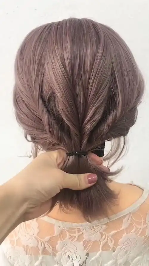 专为短头发妹子设计的一款编发,特别的俏皮可爱!