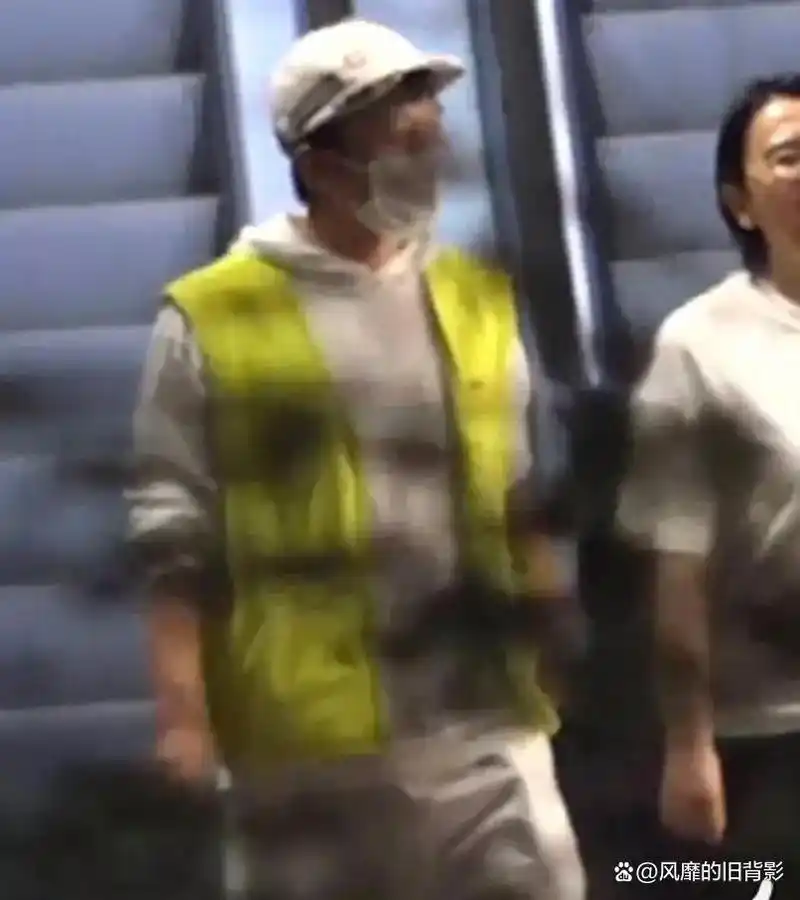 邓超深夜聚餐,戴口罩帽子想低调,但亮黄色马甲让人一眼看到