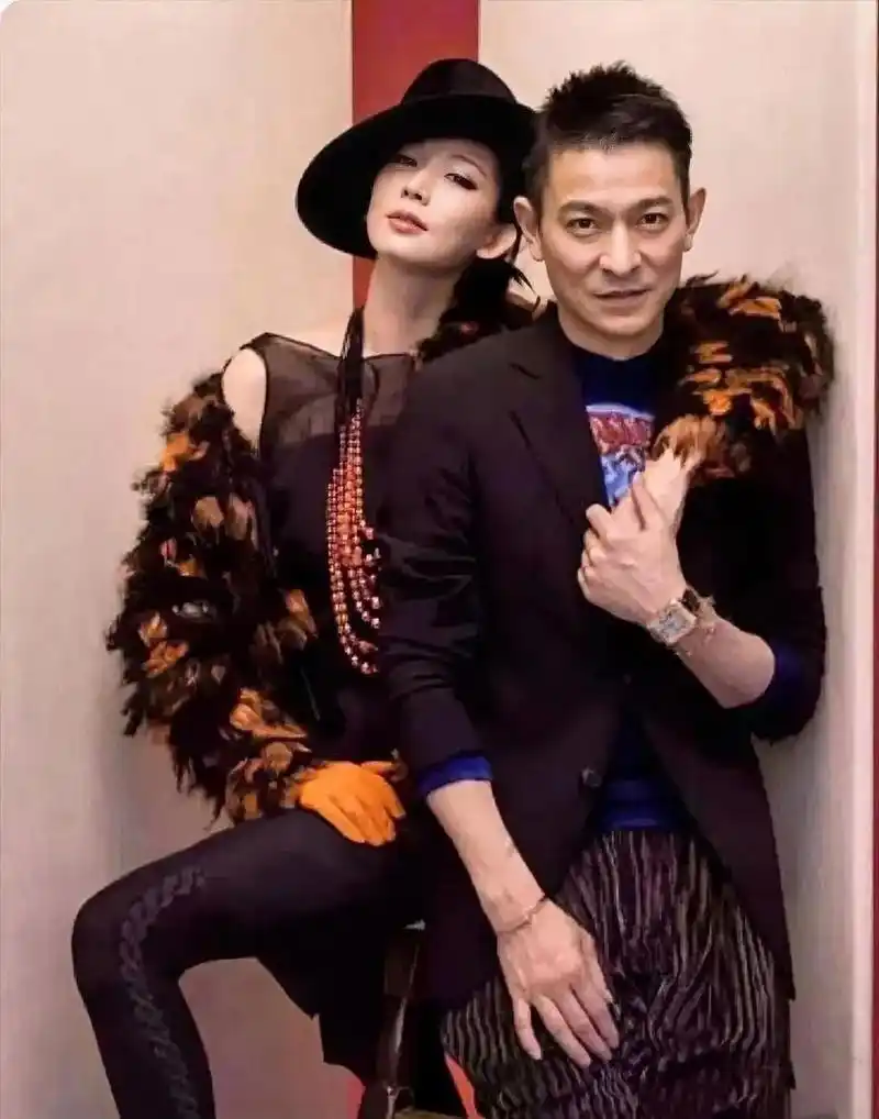 据说这个美女是刘德华的御用首席伴舞女郎,服务了刘德华几十年,已经40