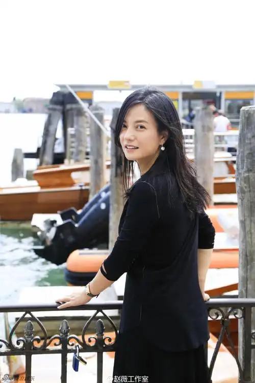 组图:赵薇黑衣黑裙素雅 威尼斯闲逛心情好_高清图集_新浪网