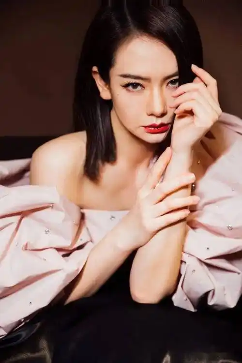 戚薇穿露肩装肩颈线优越 凹造型气场全开_泡泡