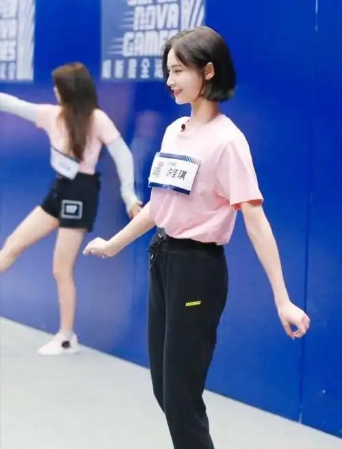 1米7许佳琪就是不一般普通运动裤穿得休闲好看这腿长了得