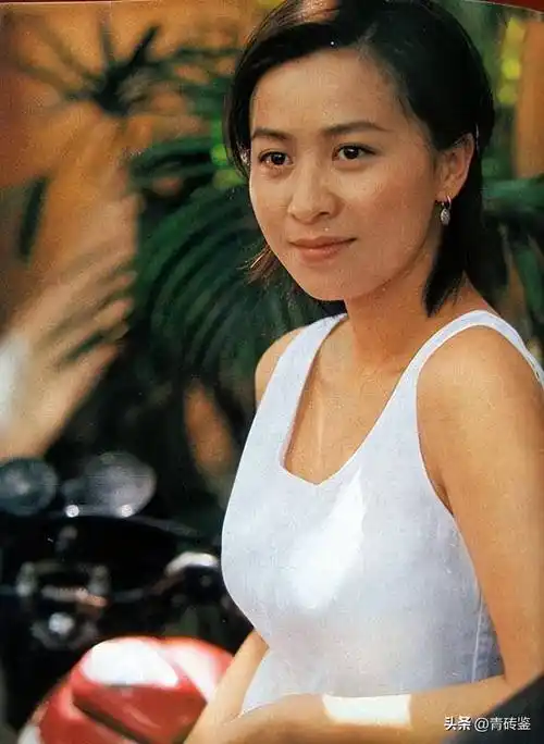 母亲的国画水平十分高超,在母亲的影响下,刘嘉玲逐渐成长为一个多才多