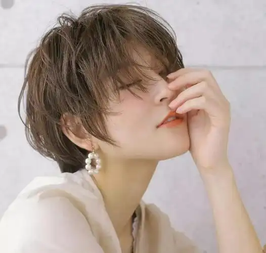 2021年流行的日系短发,基本上都是经过烫卷的设计之后,增加了发型的