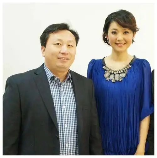 就是在成名之后嫁入了豪门,而且据说她的这个大8岁的老公还是她的领导