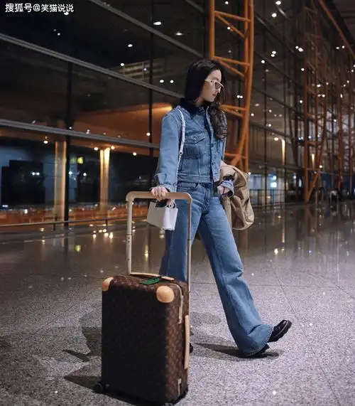 刘亦菲机场随拍照释出:牛仔套装墨镜很酷飒,摘墨镜怼脸拍好温柔_拍