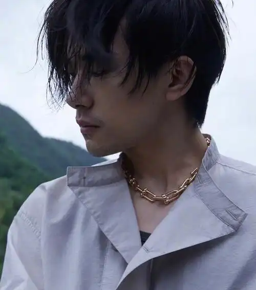 易烊千玺留起胡子太有男人味了,狂野慵懒却不俗气