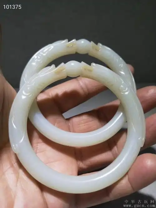 旧藏清代和田玉双龙戏珠手镯一对