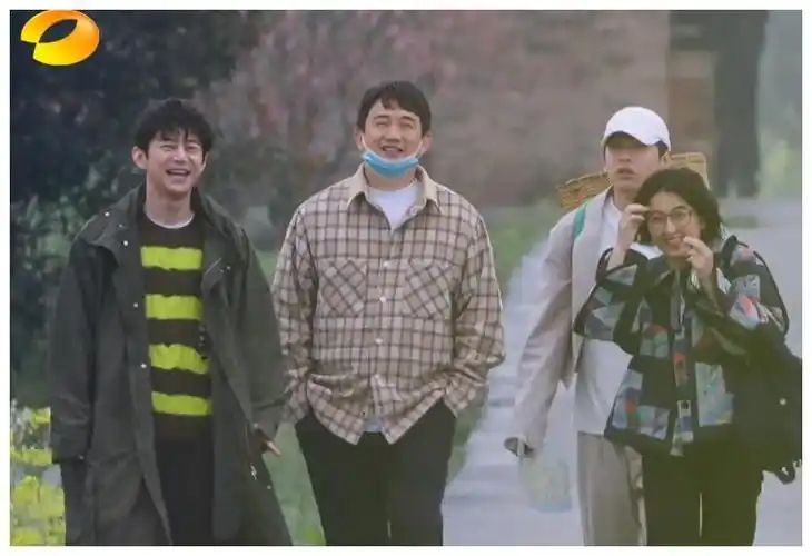 张子枫戴张艺兴的眼镜看到造型后网友满满的文艺范儿