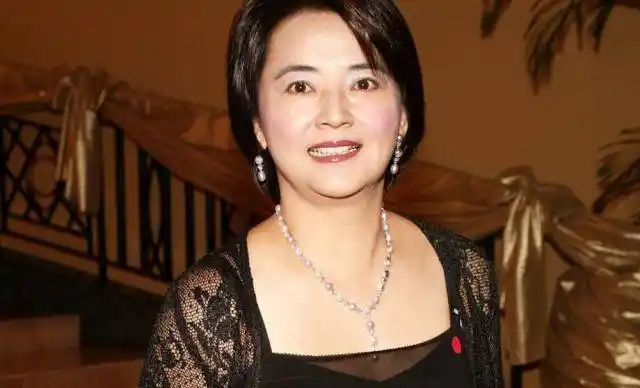 61岁胡慧中近照:面容憔悴上街买菜,已不再是记忆里的