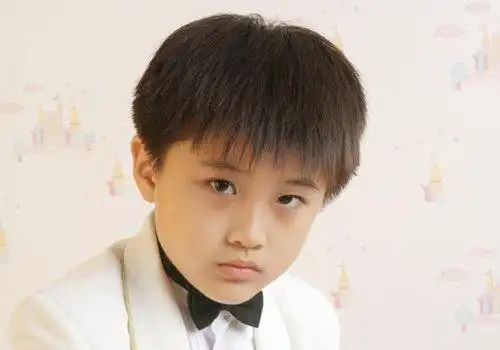 8岁小男孩留板寸发型好看吗 儿童短发发型选板寸图片也不差