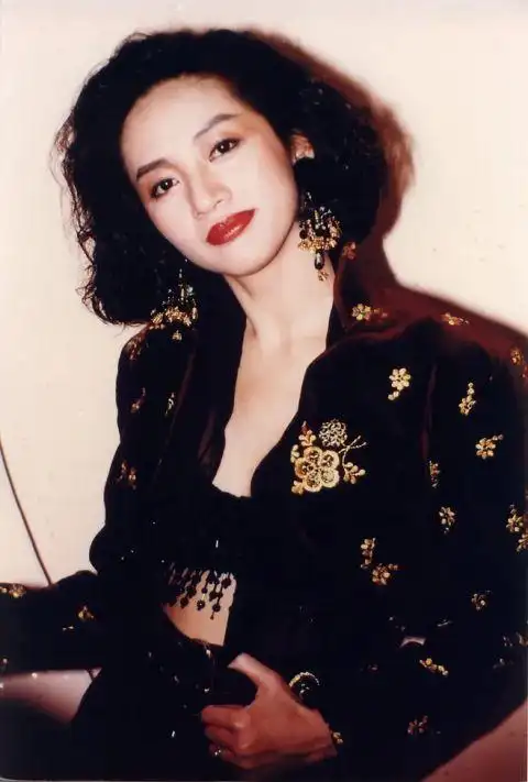 电影梅艳芳最新海报再现经典造型35年前的梅艳芳好会穿