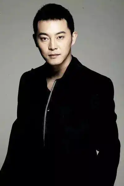 "山鸡哥"陈小春同样留过有很长一段时间的寸头,什么叫父子之间的宿命?