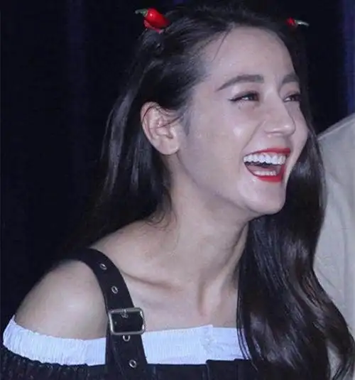 10大美女明星大笑:热巴还是美,刘亦菲变形,唐嫣囧相