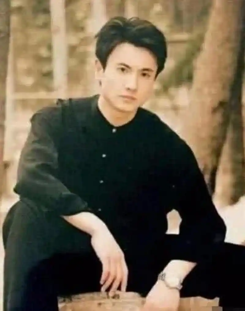 照片中的沈腾阳光帅气,尤其是在当时还不流行小鲜肉的时代里,这样俊朗