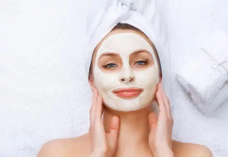 护理面部spa面部整形整容美容美妆人物脸部特写背景图片局部有粉刺的