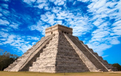 墨西哥南部尤卡坦半岛的奇琴伊察玛雅金字塔被誉为世界七大奇迹之一