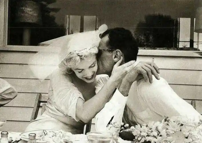 英格丽·褒曼,玛丽莲·梦露,奥黛丽·赫本和伊丽莎白·泰勒.