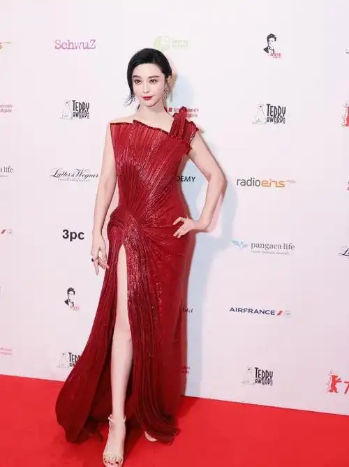 范冰冰海外复出国际红毯大秀事业线却被9岁影后抢风头