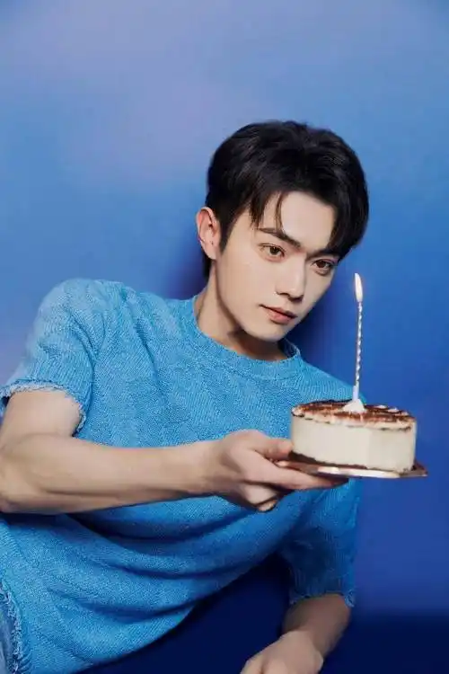 许凯跟粉丝互动,呼吁粉丝钱用在刀刃上,网友讽刺tfbosy!