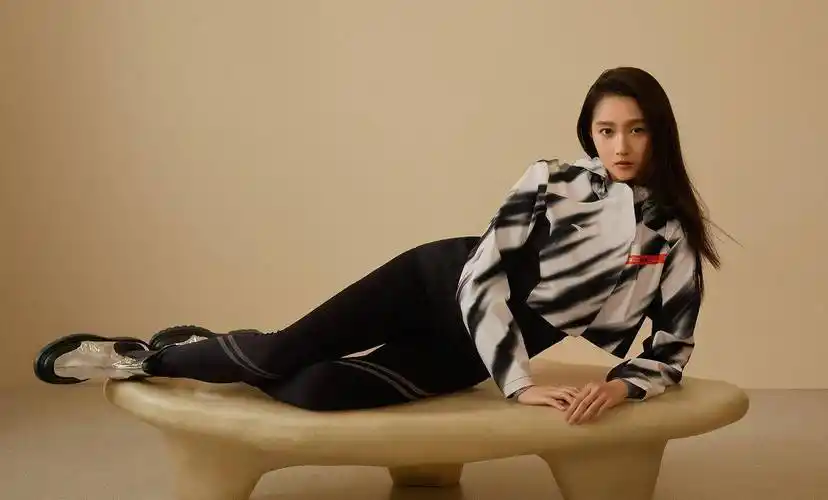 关晓彤代言国货,穿安踏运动服,走秀却能穿出感觉_时尚_时候_形象