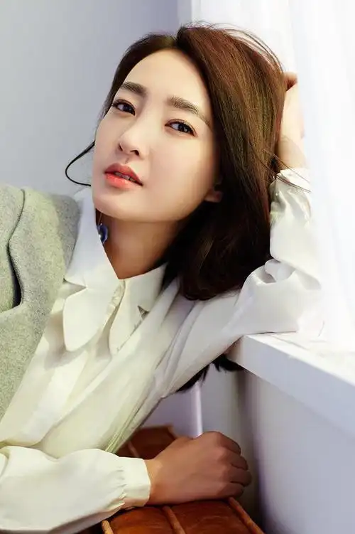 王丽坤写真图片优雅清新演绎职场丽人