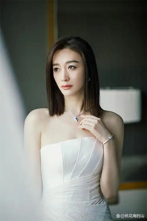 李小冉出席红毯,一如既往的美