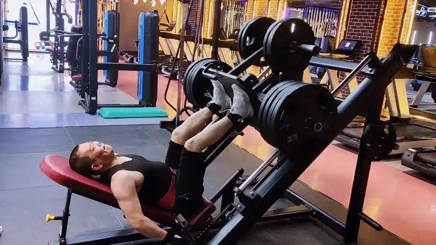 来啊练腿啊#撸铁健身打卡 #练腿的快乐谁练谁知道 #精神氮泵