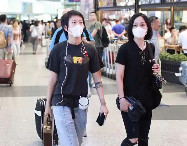 周迅和窦靖童同框现身机场两人身穿黑衣边走边聊十分熟络