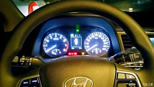 车内仪表盘,晚上灯光效果还可以,蛮亮.而且我喜欢冷光