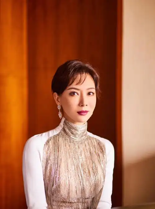 陈数白色流苏裙性感写真