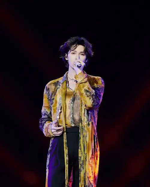 朱正廷曲江演唱会##朱正廷金色长纱舞台##西安星耀曲江演唱会