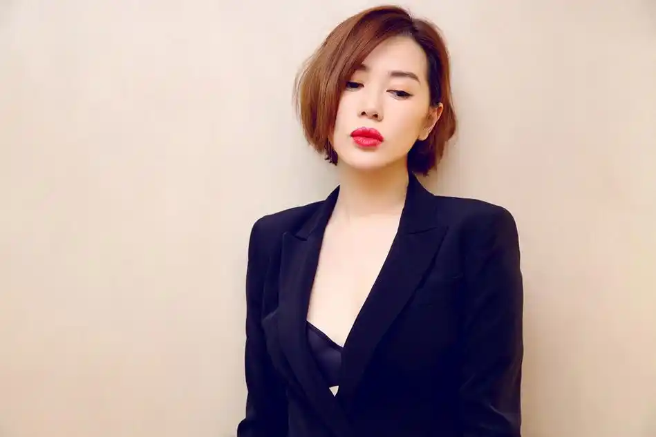 余男红唇深v西装诱惑展现成熟美 性感演绎知性撩人