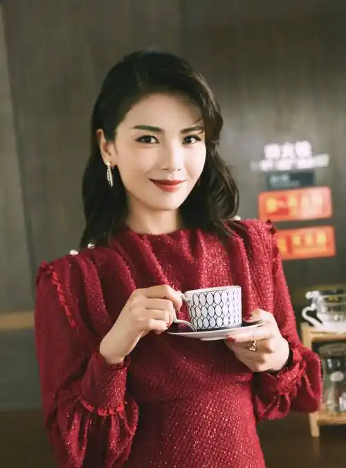 刘涛,姚晨罕见同框,两人同穿黑色吊带裙,气质身材真不是一般好_时尚