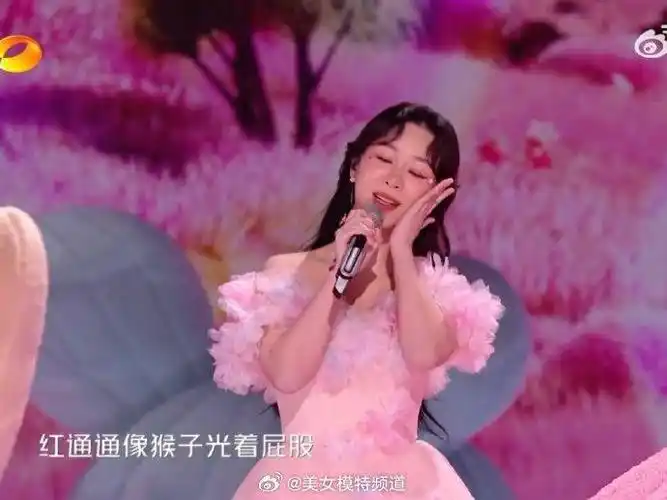 杨紫超甜粉色海洋舞台蓬松蛋糕裙洋溢少女气息笑容甜