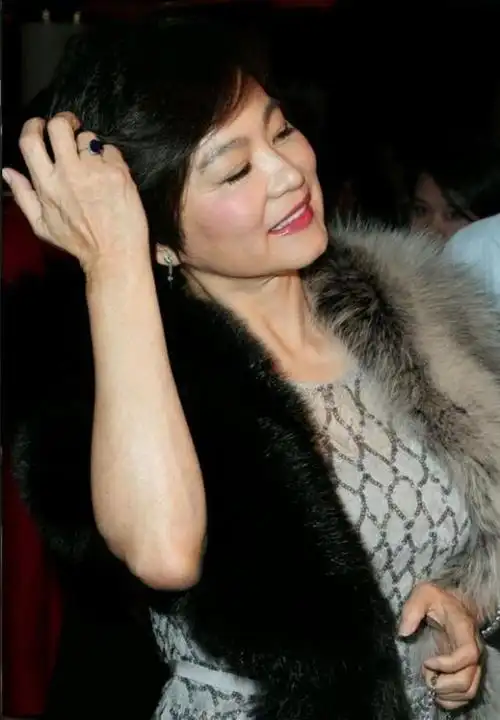 林青霞真老了,穿纱裙优雅,未修图皱纹抢眼,这才是65岁真实模样