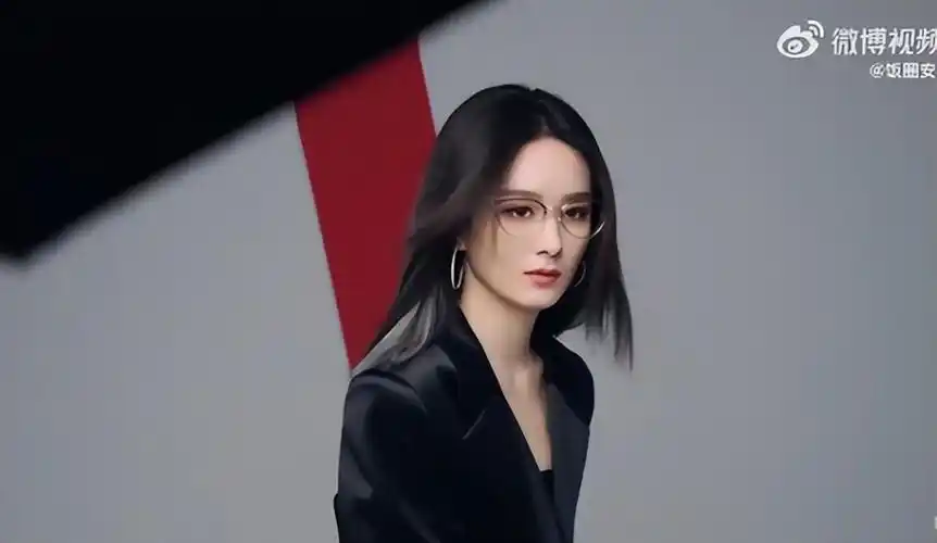 赵丽颖银白挑染又酷又飒,黑色墨镜加皮衣,谁看了不直呼老公!