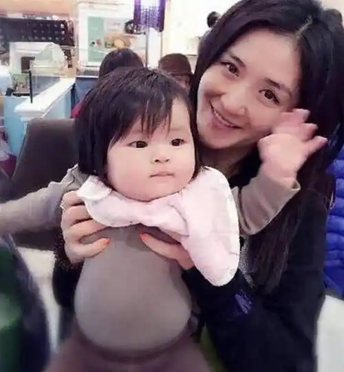 谢娜疑怀3胎风波升级,摸肚子小心翼翼,更多细节被扒引争议!