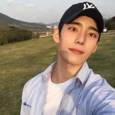 【拿手机自拍的小哥哥】_男生头像_我要个性网