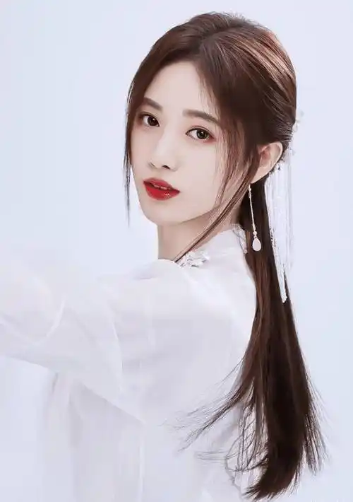 别再说鞠婧祎身高只有159!看到她穿白色长袜照片,全网都沸腾了!