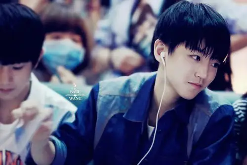 tfboys王俊凯 2014.5.20 长沙黄花机场.cr.logo