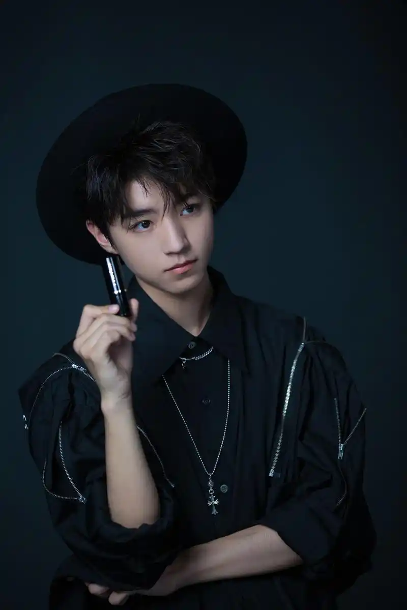 [王俊凯][新闻]180721 小凯工作室更博 酷帅少年化身暗夜骑士迷醉你的