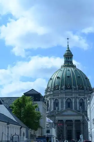 丹麦最大的圆顶教堂弗里德里克教堂,位于阿美琳堡宫西面,此时正在修缮